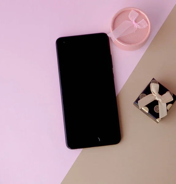 Phone Screen Gifts Colored Background Minimal Concept Flat Lay Top — Stock Photo, Image