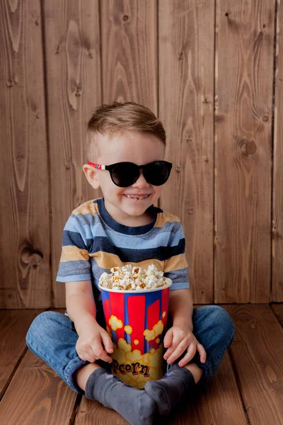 Pequeno Menino Bonito Menino Anos Óculos Cinema Segurando Balde Para — Fotografia de Stock