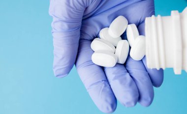 Doktor götürdü el tam holding'ın hapları, yukarıdan görüntülemek.