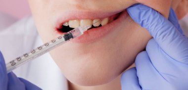 İğneler, şırınga, diş hekimi ziyaret sandalyede siting portre portre dehşete kız kadın korktuğu, açılan ağız diş prosedür delme diş çekimi istemiyor.