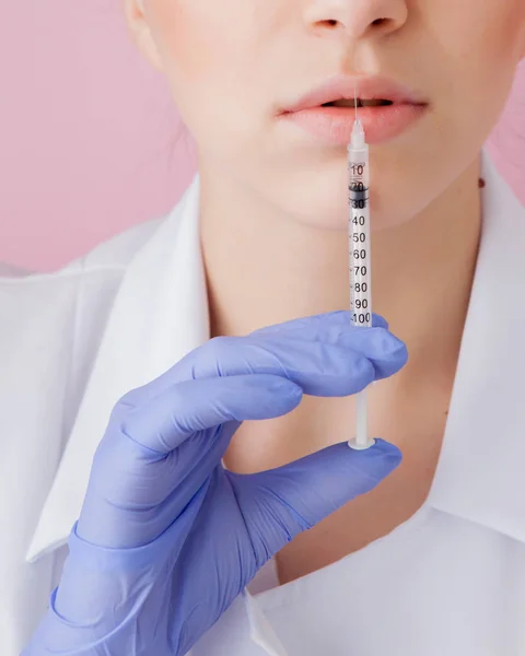 Close Van Verpleegkundige Met Een Spuit Voor Injectie Roze Achtergrond — Stockfoto