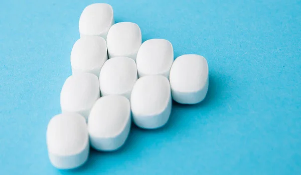 Surtido Píldoras Medicamentos Farmacéuticos Tabletas Sobre Fondo Azul — Foto de Stock