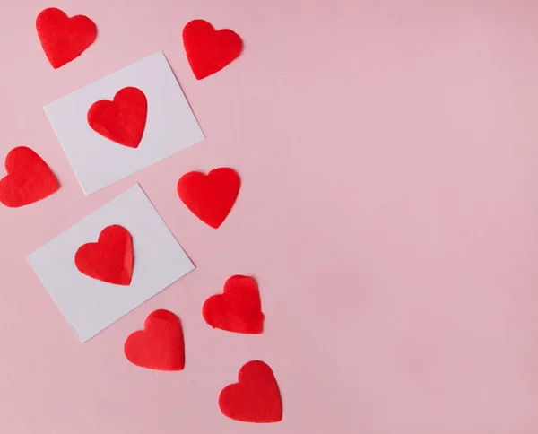 Cuori su sfondo rosa. Concetto festivo per San Valentino, Festa della Mamma o compleanno — Foto Stock