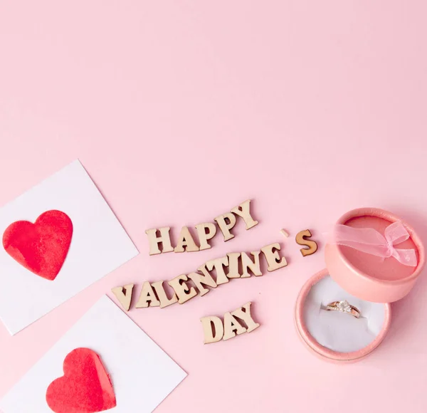 Bague de mariage et de nombreux cœurs avec une inscription Joyeuse Saint Valentin sur un fond rose.. Concept festif pour la Saint Valentin, Fête des Mères ou anniversaire — Photo