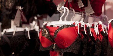 Reklam, satış, moda kavramı - yakın kadar kadının el süpermarkette askı iç çamaşırı seçimi.