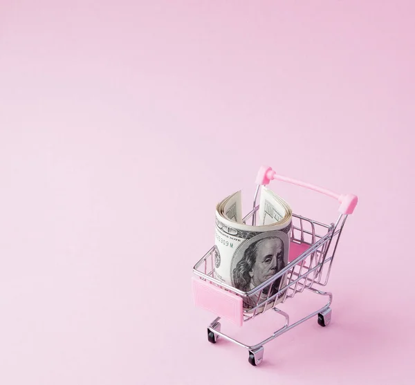 Supermarkt Kar Vol Van Ons Dollar Biljetten Een Roze Achtergrond — Stockfoto