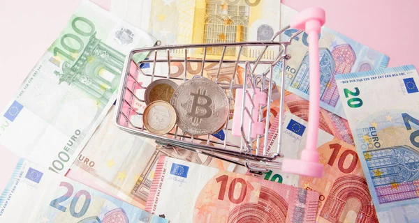 Cerrar Carro Compra Juguetes Con Bitcoin Fondo Euro Ahorrando Dinero — Foto de Stock