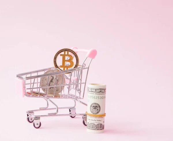 Carrinho Compras Com Moeda Bitcoin Dólares Fundo Rosa Com Espaço — Fotografia de Stock