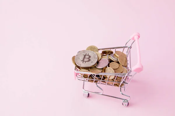 Bitcoin Moedas Carrinho Compras Fundo Rosa — Fotografia de Stock