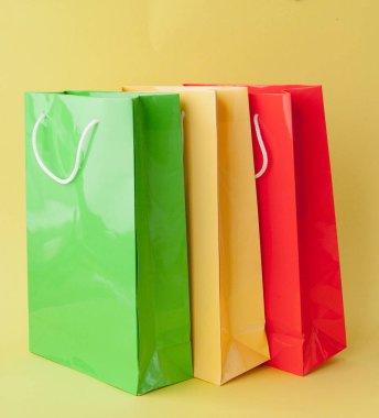 Renkli sarı arka plan üzerinde izole bagss alışveriş.