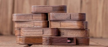 Ahşap arka plan üstünde birçok ahşap usb birden parlamak götürmek.