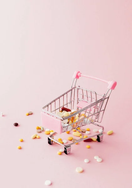 Bevásárló Kocsi Tele Tabletták Gyógyszerek Szupermarket Egy Rózsaszín Háttér Beszerzése — Stock Fotó