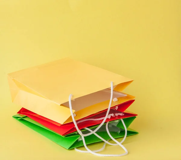 Barevné Nakupování Bagss Izolované Žlutém Podkladu — Stock fotografie