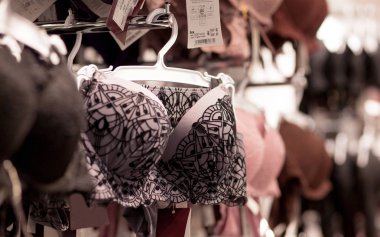Reklam, satış, moda kavramı - yakın kadar kadının el süpermarkette askı iç çamaşırı seçimi.