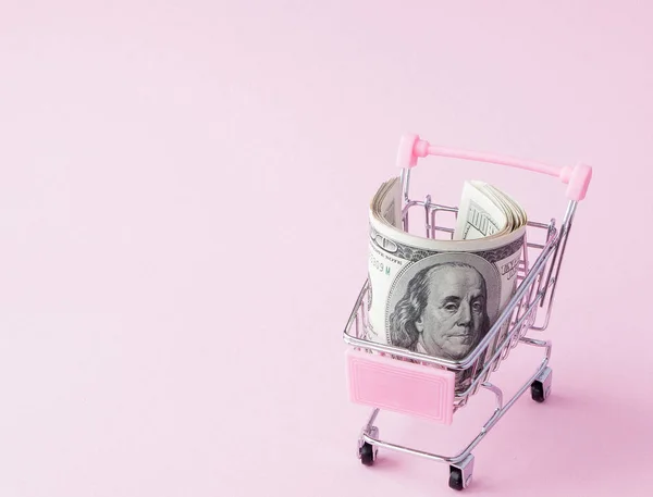 Carrinho Supermercado Cheio Notas Dólar Americano Num Fundo Rosa Com — Fotografia de Stock