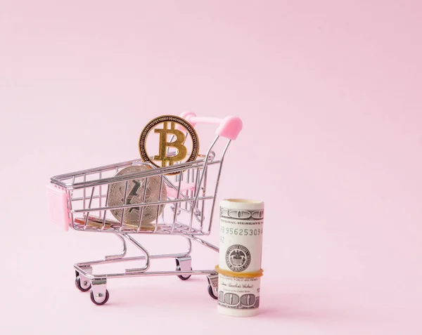 Carrinho Compras Com Moeda Bitcoin Dólares Fundo Rosa Com Espaço — Fotografia de Stock
