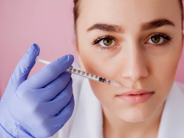 Dokter Handschoenen Geven Vrouw Botox Injecties Lippen Roze Achtergrond — Stockfoto