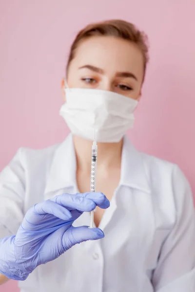 Close Van Verpleegkundige Met Een Spuit Voor Injectie Roze Achtergrond — Stockfoto