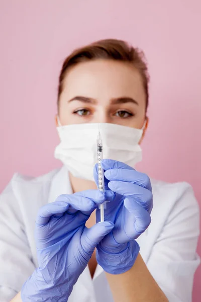 Close Van Verpleegkundige Met Een Spuit Voor Injectie Roze Achtergrond — Stockfoto