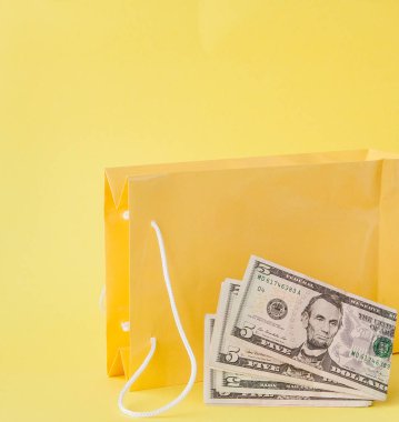 Alışveriş torbaları ve sarı bir arka plan dolar.