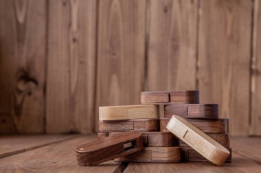 Ahşap arka plan üstünde birçok ahşap usb birden parlamak götürmek.