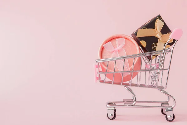 Online Shopping Concept Winkelwagen Met Geschenk Dozen Roze Achtergrond Met — Stockfoto