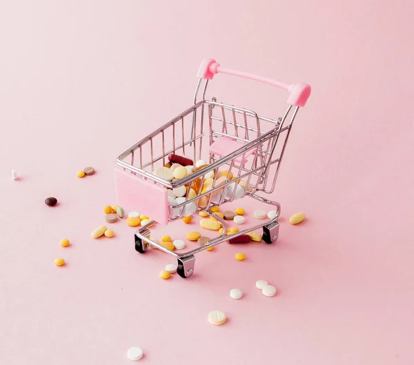 Bevásárló Kocsi Tele Tabletták Gyógyszerek Szupermarket Egy Rózsaszín Háttér Beszerzése — Stock Fotó
