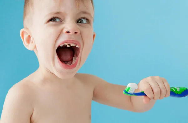 Portrait Petit Garçon Avec Brosse Dents Sur Fond Bleu — Photo