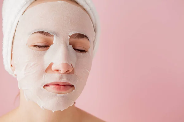 Wanita Muda Yang Cantik Menerapkan Masker Jaringan Kosmetik Pada Wajah — Stok Foto