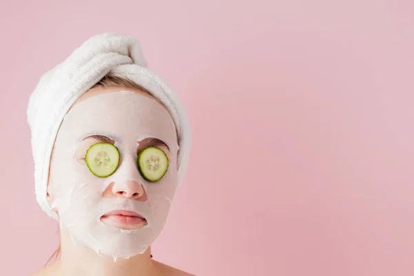 Wanita Muda Yang Cantik Menerapkan Masker Jaringan Kosmetik Pada Wajah — Stok Foto