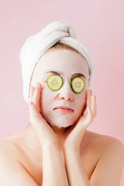 Mulher Bonita Está Aplicando Uma Máscara Tecido Cosmético Rosto Com — Fotografia de Stock