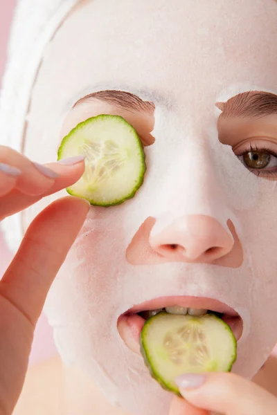 Mulher Bonita Está Aplicando Uma Máscara Tecido Cosmético Rosto Com — Fotografia de Stock