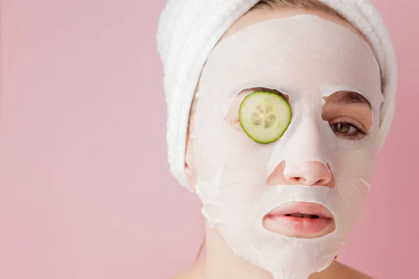 Mooie Jonge Vrouw Het Aanbrengen Van Een Cosmetische Weefsel Masker — Stockfoto