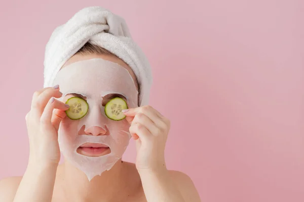 Mulher Bonita Está Aplicando Uma Máscara Tecido Cosmético Rosto Com — Fotografia de Stock