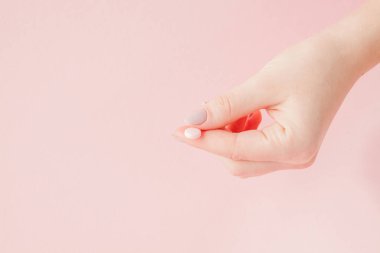 Kadın pembe hap tablet, pembe arka plan ver. Üstten Görünüm. Düz yatıyordu. Uzay kopyalayın. Tıp kavramı.
