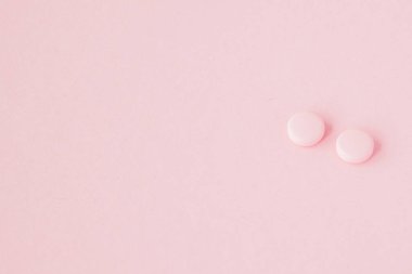Pembe hapları pembe bir arka plan kopya alanı.
