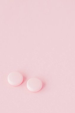 Pembe hapları pembe bir arka plan kopya alanı.