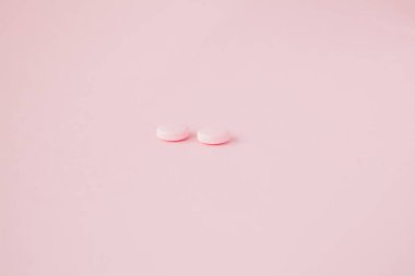 Pembe hapları pembe bir arka plan kopya alanı.