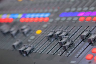 Ses kayıt stüdyosu karıştırma masası. Müzik karıştırıcı kontrol paneli.