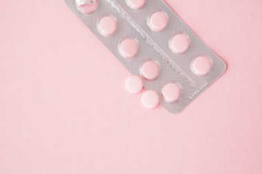 Pembe hapları pembe bir arka plan kopya alanı.