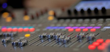 Ses kayıt stüdyosu karıştırma masası. Müzik karıştırıcı kontrol paneli.