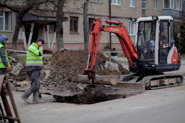 Kiev, Ukrayna - 22 Şubat 2019: Komün yansıtıcı özel yelekler içinde yol işçilerden bir grup görüşüyorlar acil bir durum ne zaman borular kaçağı ortadan kaldırmak için bir delik kazma.