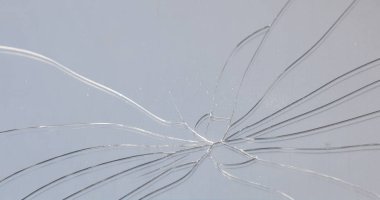 Kırılmış cam üzerinde siyah arka plan, doku zemin nesne tasarımı.