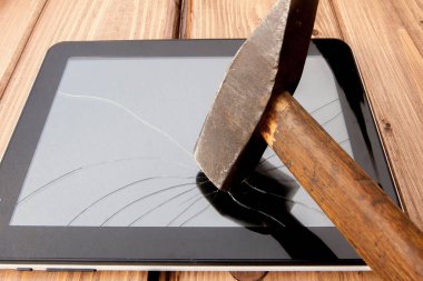 Hurdalığın parçalanmış ekran kırık cam çekiç ile yakın.