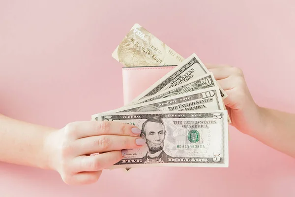 Dolarů Růžová Peněženka Kreditní Kartou Ruce Růžovém Pozadí — Stock fotografie