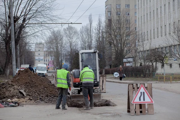 キエフ ウクライナ 2019 パイプの漏れを排除するために穴を掘るとき 反射の特別なベストの公共施設から道路の労働者のグループは緊急を議論しています — ストック写真