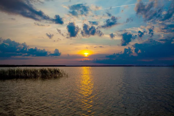 Hermoso Atardecer Verano Lago Svityaz Fondo Puesta Sol — Foto de Stock