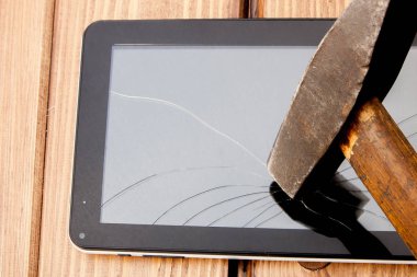 Hurdalığın parçalanmış ekran kırık cam çekiç ile yakın