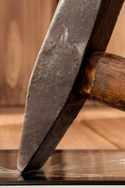 Hurdalığın parçalanmış ekran kırık cam çekiç ile yakın