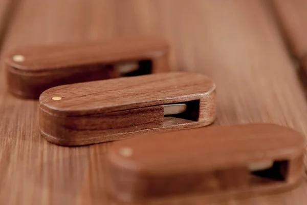 Clé USB en bois sur bureau en bois — Photo